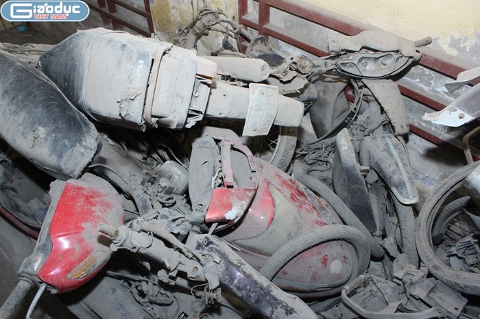 Đống xe cũ nát - sản phẩm của những tên "siêu trộm" vứt lại bãi xe của bệnh viện Bạch Mai